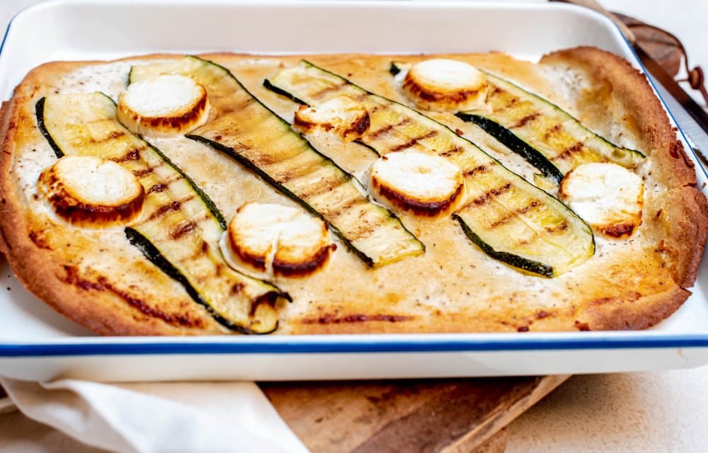 Amandelplaattaart met courgette en geitenkaas
