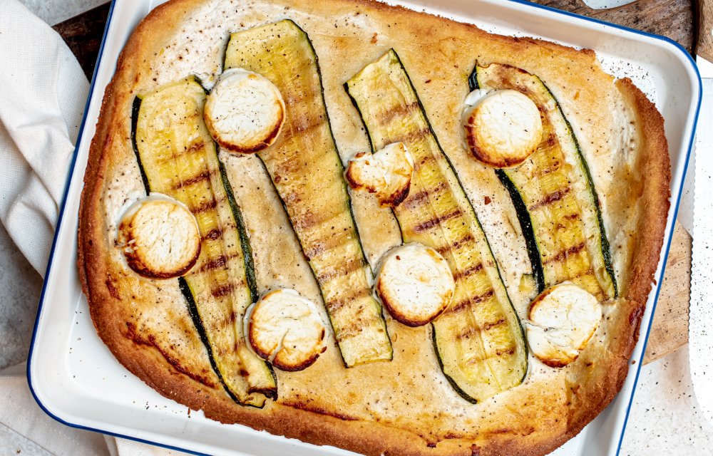 Amandelplaattaart met courgette en geitenkaas