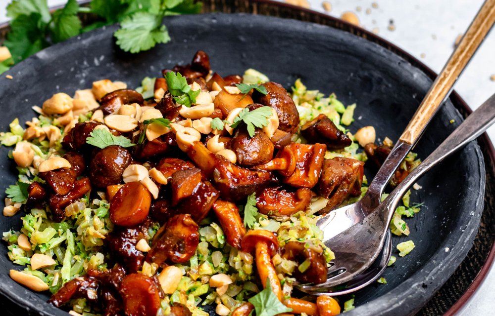 Gebakken broccolirijst met pittige paddenstoelen