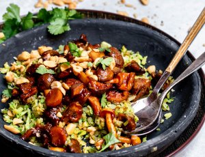 Gebakken broccolirijst met pittige paddenstoelen