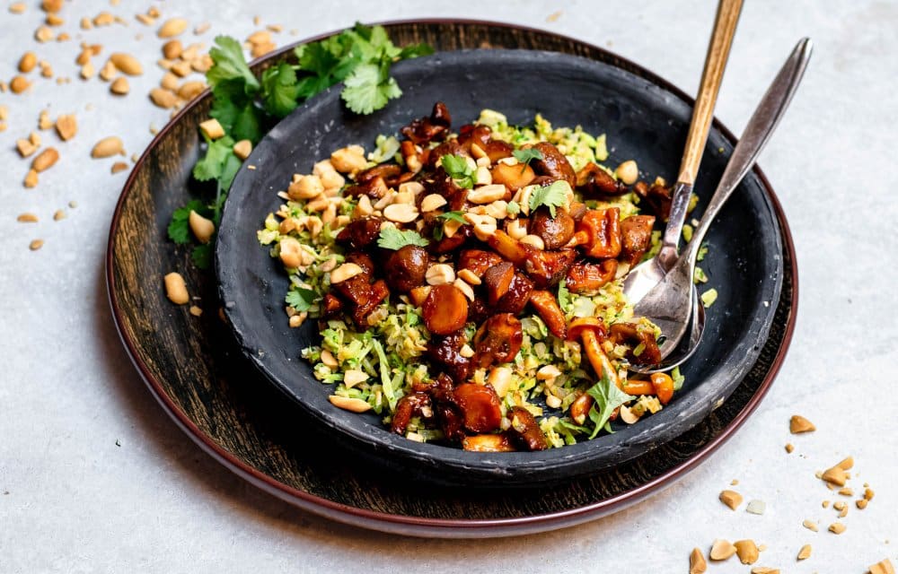 Gebakken broccolirijst met pittige paddenstoelen