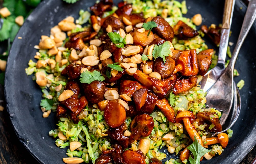 Gebakken broccolirijst met pittige paddenstoelen