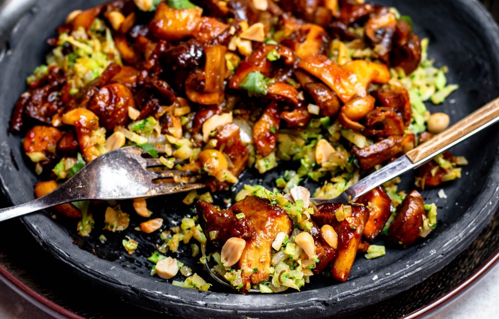 Gebakken broccolirijst met pittige paddenstoelen