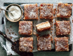 Piña colada cheesecake bars