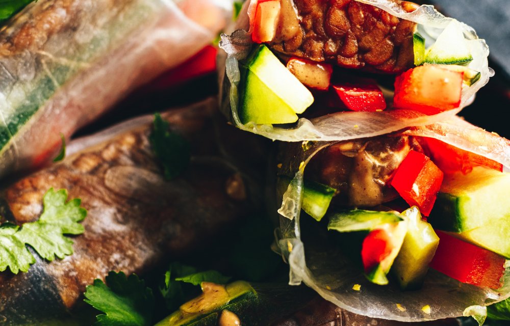 Vietnamese spring rolls met tempeh en pindasaus