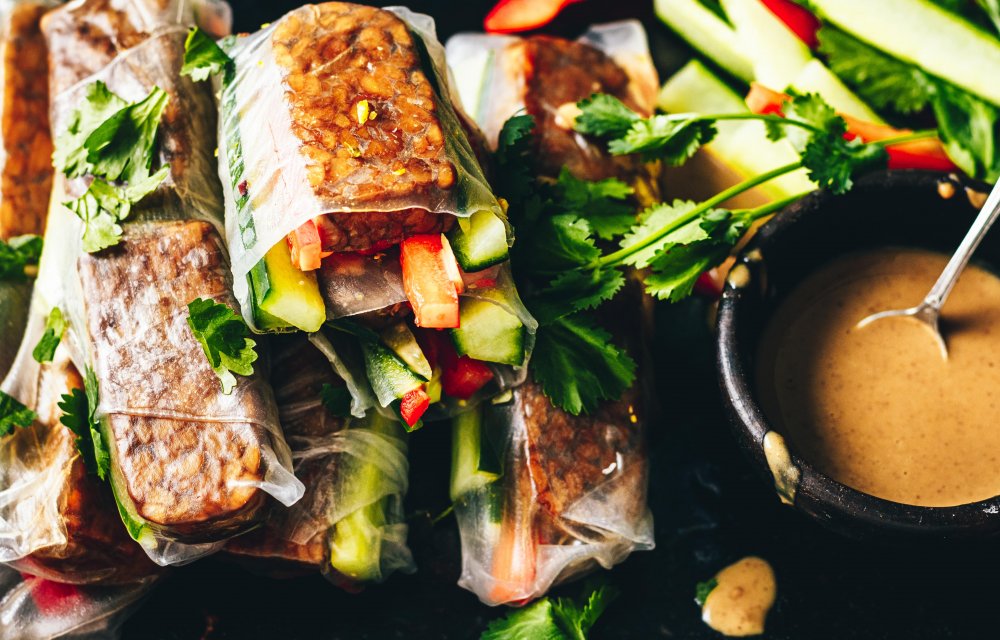 Vietnamese spring rolls met tempeh en pindasaus