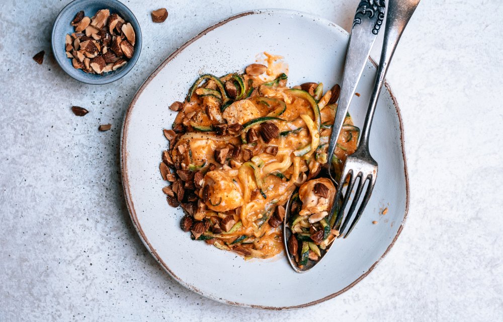 Courgetti met spicy feta en kip