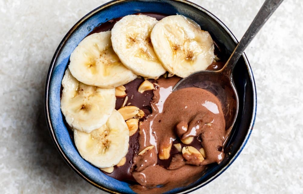 Gezondere smoothiebowl met krokante chocolade