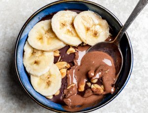 Gezondere smoothiebowl met krokante chocolade