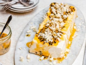 Passievrucht semifreddo met witte chocolade