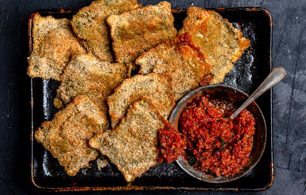 Ravioli-chips met tomatensap