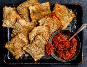 Ravioli-chips met tomatensap