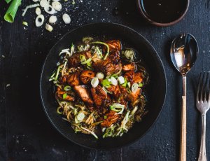 Courgetti met ketjapzalm met 5 ingrediënten