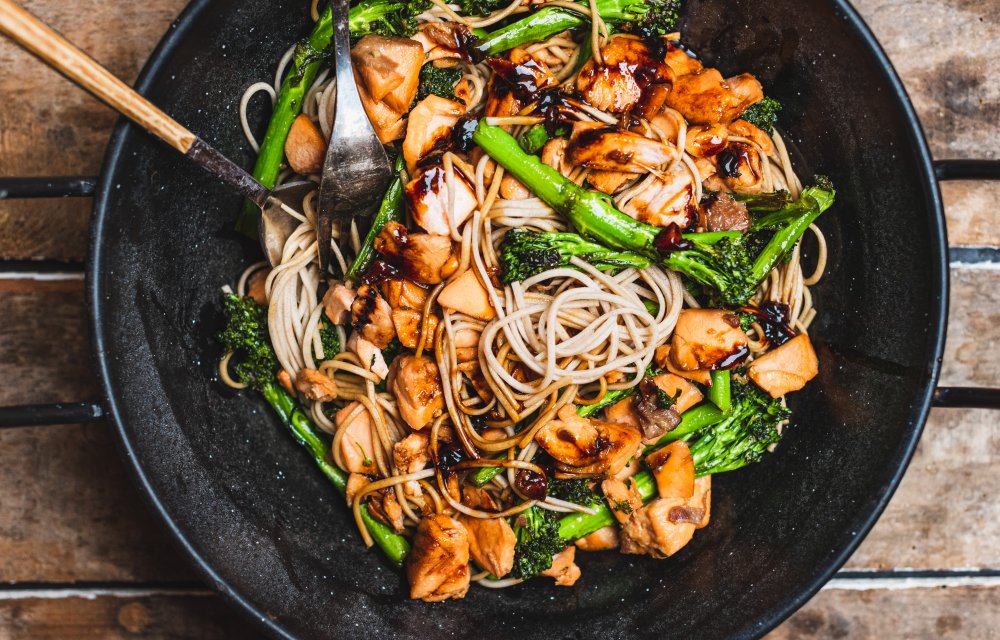 Boekweitnoedels met sticky zalm