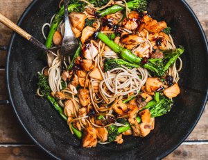 Boekweitnoedels met sticky zalm
