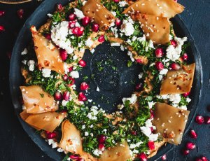 Hummuskrans met filodeegcrackers