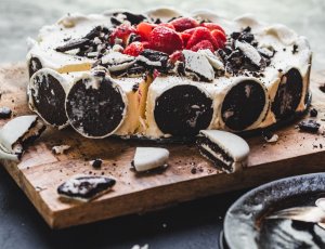 Witte chocolade oreo ijstaart met 5 ingrediënten