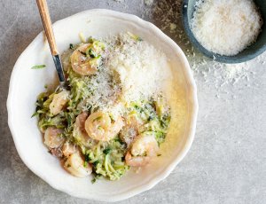 Courgetti met knoflookgarnalen met 6 ingrediënten