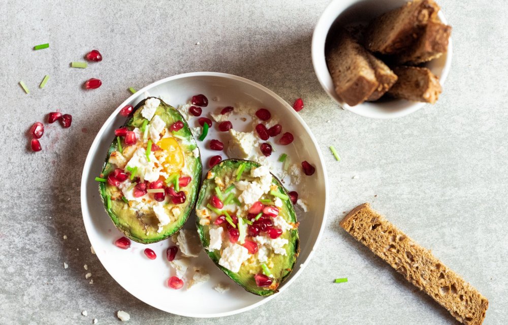 Gevulde avocado's uit het Healthy maart digitaal meal plan