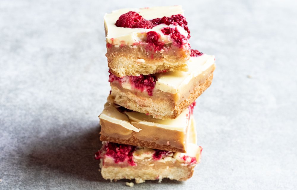 Witte millionaire shortbread met frambozen