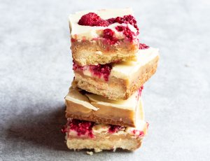 Witte millionaire shortbread met frambozen