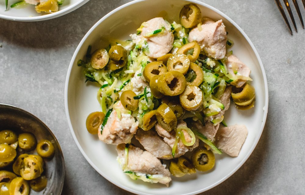 Gezonde courgetti met romige kip met 6 ingrediënten