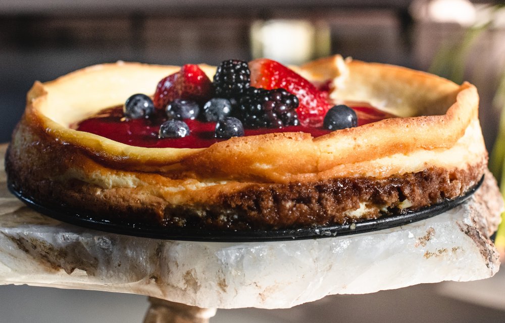 Klassieke cheesecake met bosvruchtencoulis