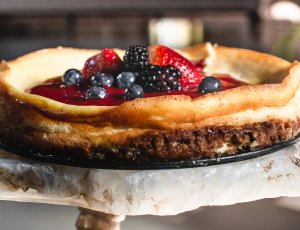 Klassieke cheesecake met bosvruchtencoulis