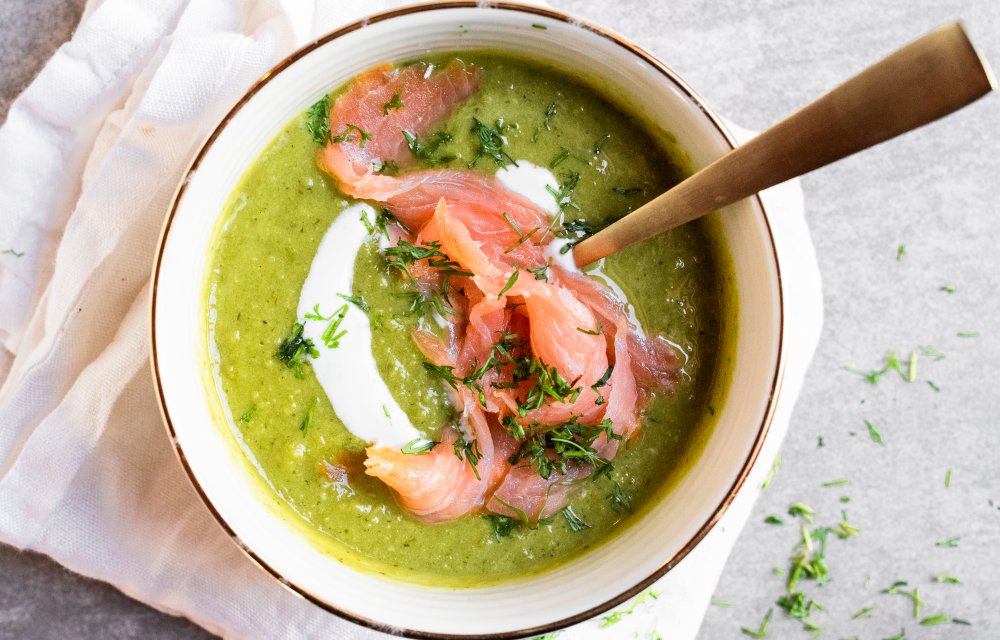 Doperwtensoep met dille en gerookte zalm