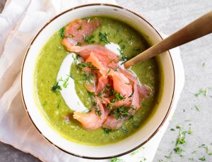 Doperwtensoep met dille en gerookte zalm