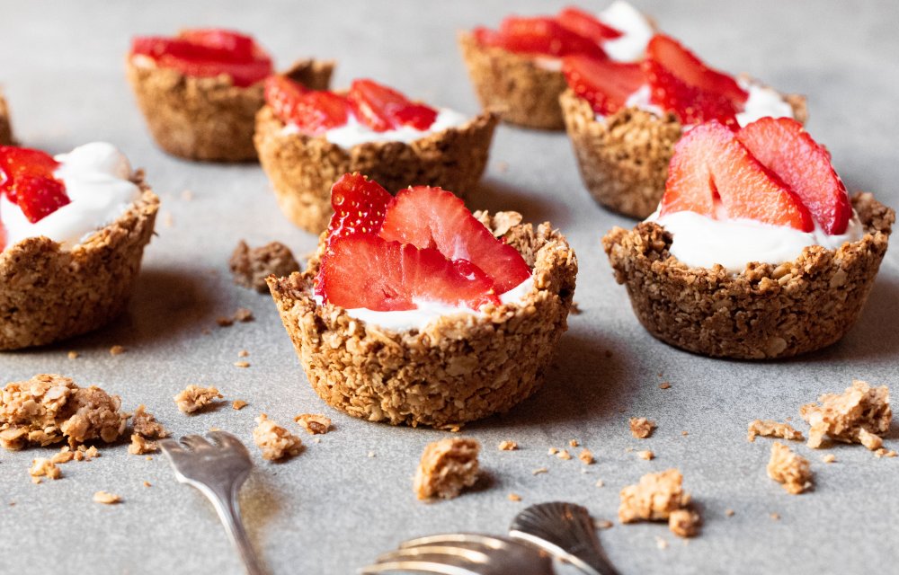 Gezonde mini ontbijttaartjes met aardbeien