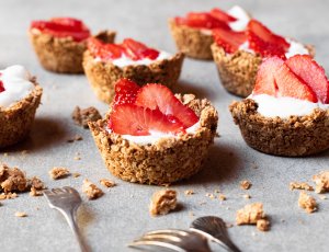 Gezonde mini ontbijttaartjes met aardbeien