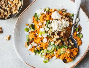 Zoete aardappelstamppot met veldsla met 6 ingredienten