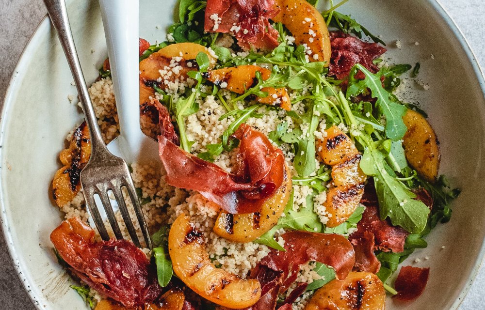 Couscous met gegrilde perzik en serranoham
