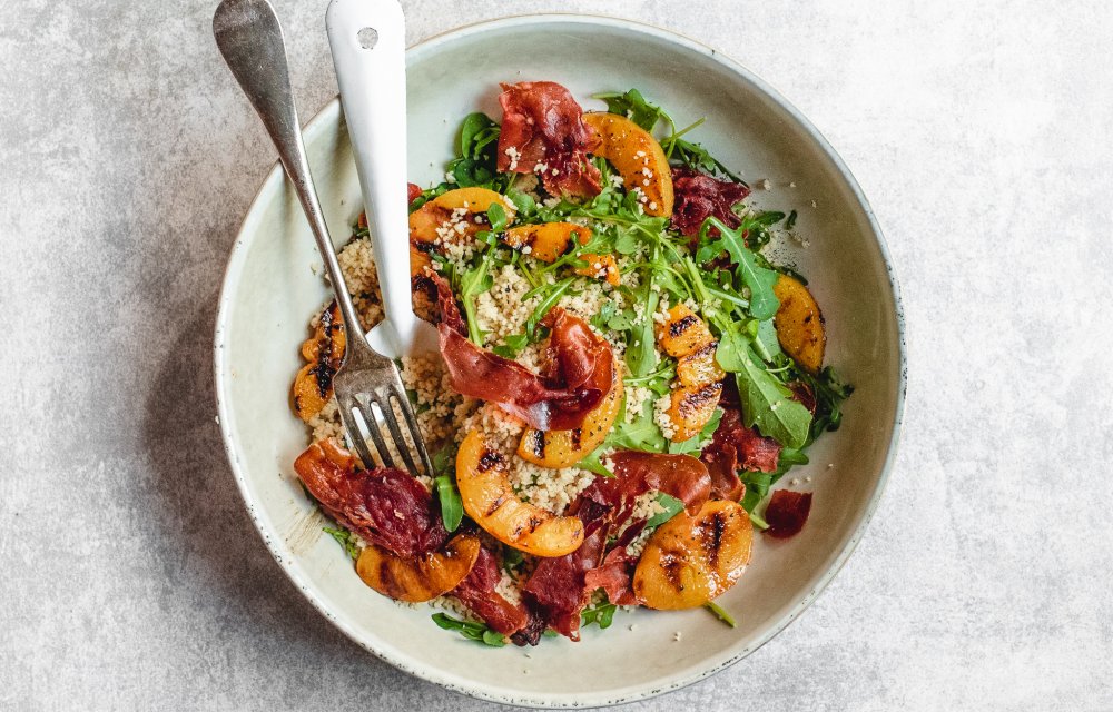 Couscous met gegrilde perzik en serranoham