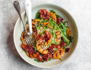 Couscous met gegrilde perzik en serranoham