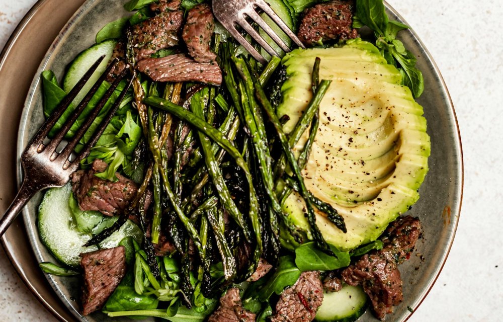 biefstuksalade met groene asperges