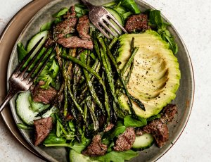 biefstuksalade met groene asperges