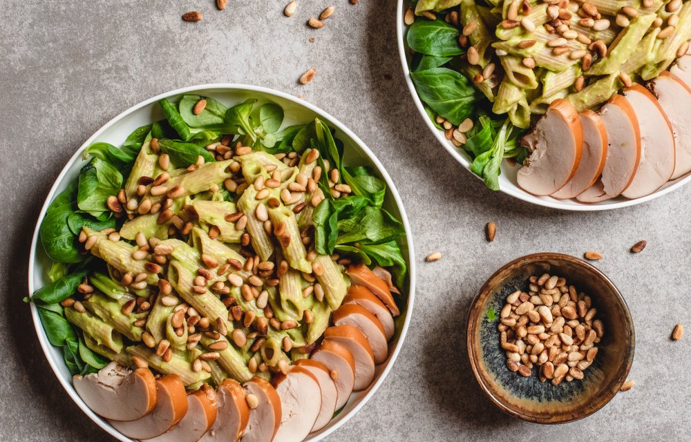 Gezonde pastasalade met avocado en gerookte kip