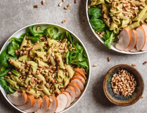 Gezonde pastasalade met avocado en gerookte kip