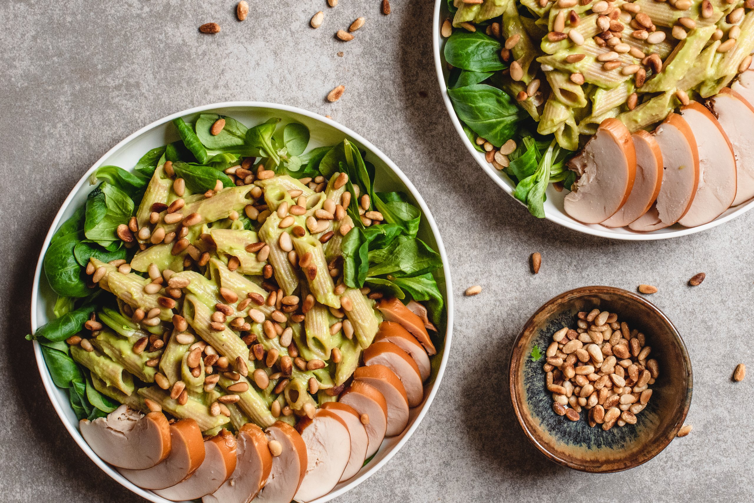 Gezonde pastasalade met avocado en gerookte kip