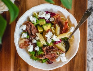 Pastasalade met krokante ham met 5 ingrediënten