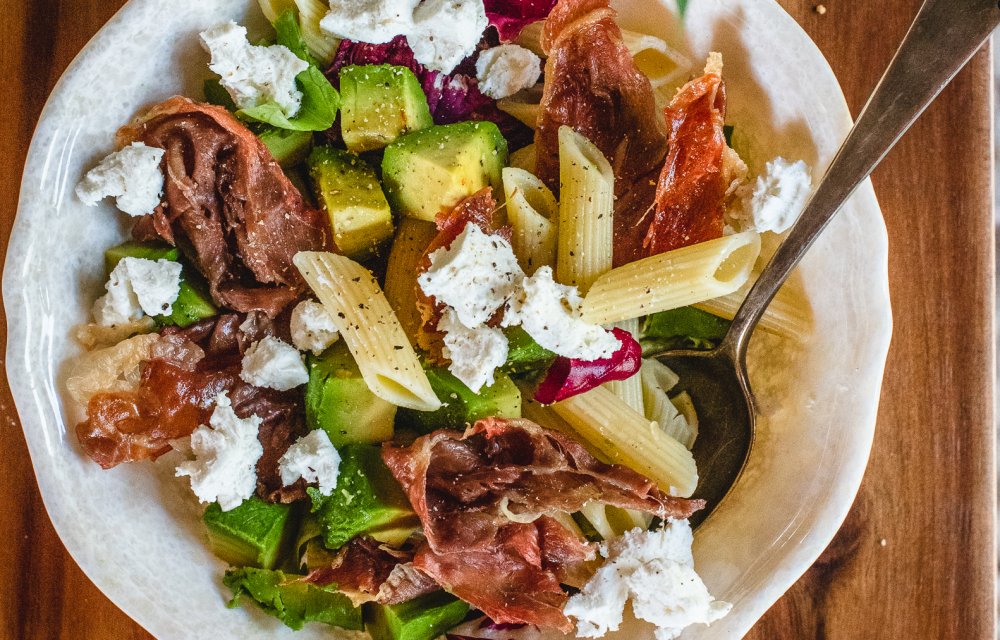 Pastasalade met krokante ham met 5 ingrediënten
