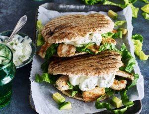 Pita's met kip en avocadosalsa