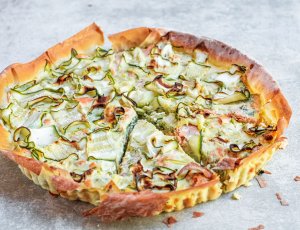 Filodeegquiche met zalm en courgette