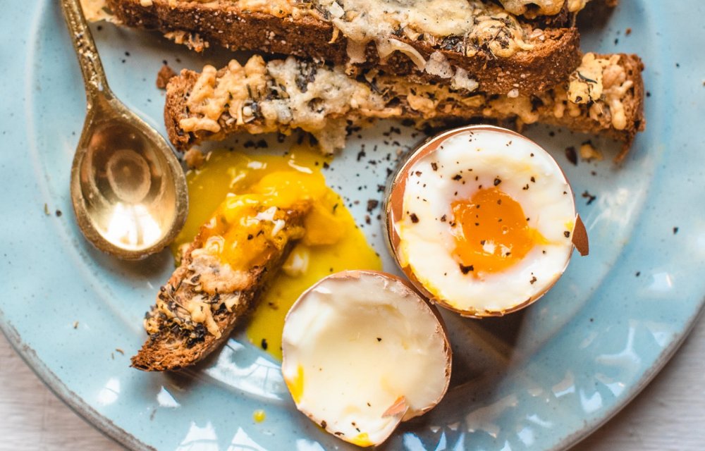 Gekookt ei met kaassoldaatjes