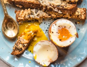 Gekookt ei met kaassoldaatjes