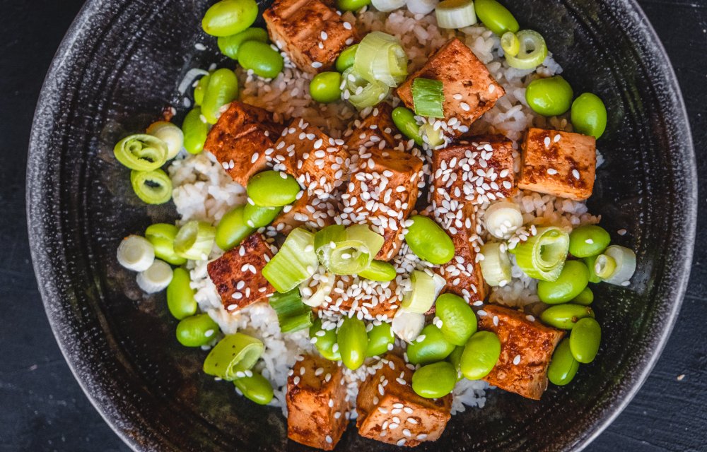 Sriracha tofu bowl met 6 ingrediënten