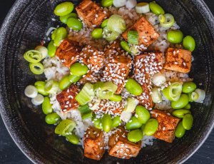 Sriracha tofu bowl met 6 ingrediënten