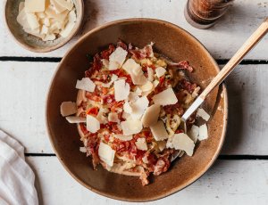 romige courgetti met krokante parmaham